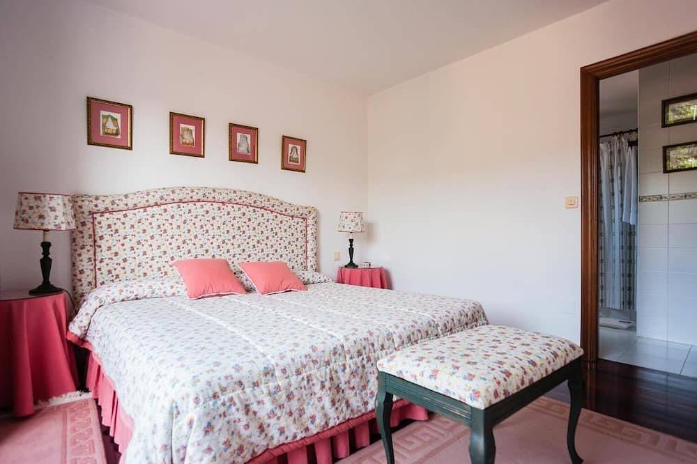 Entire apartment, Charming 2-bedroom apartment with private bathroom in Comillas, Cantabrian Coast