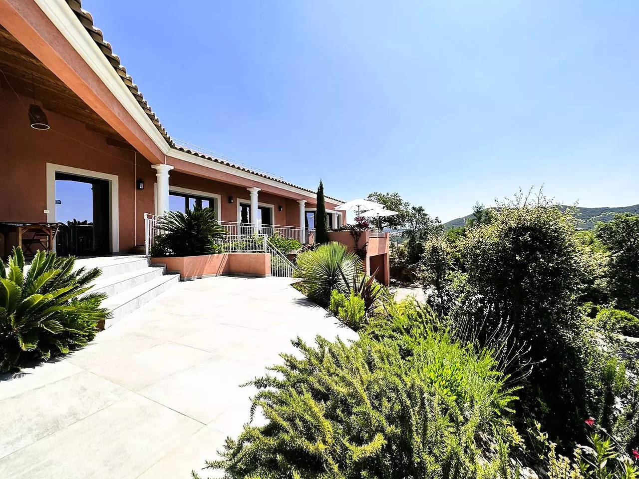 Superbe Villa climatisée pour 6 personnes avec piscine et belle vue mer à La Londe les Maures in La Londe-les-Maures, Région de Toulon