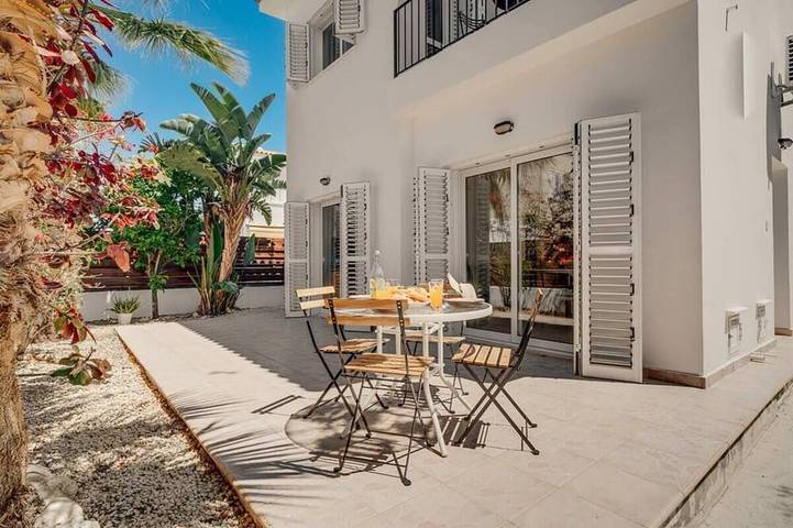 Vacation rental for 6 people, with yard and balcony in South Cyprus