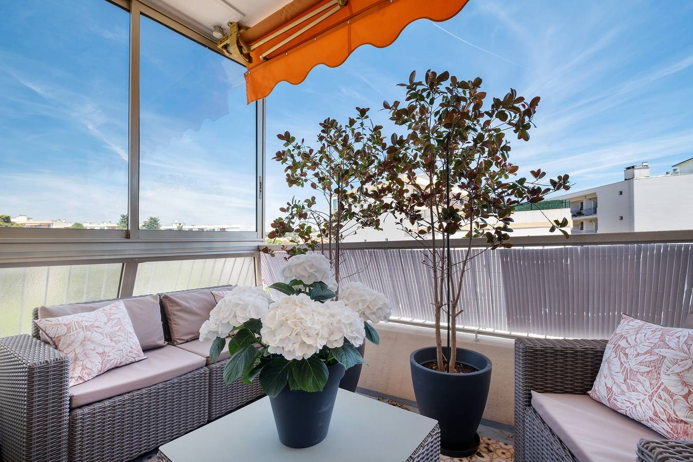 Entire apartment, 'Couronne Du Cros T2 Seaside Apartment' with Private Terrace, Wi-Fi, and Air Conditioning in Cagnes-sur-Mer, Mediterranean Coast (France)