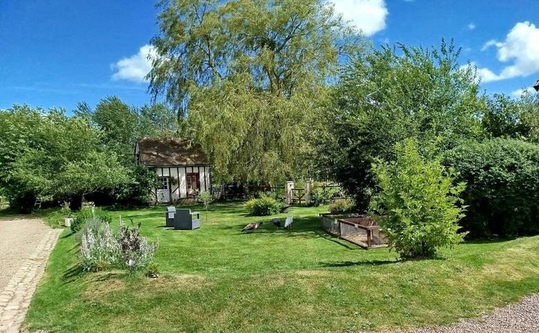 Location de vacances pour 3 personnes, avec Terrasse ainsi que Jardin et Vue dans Sarceaux