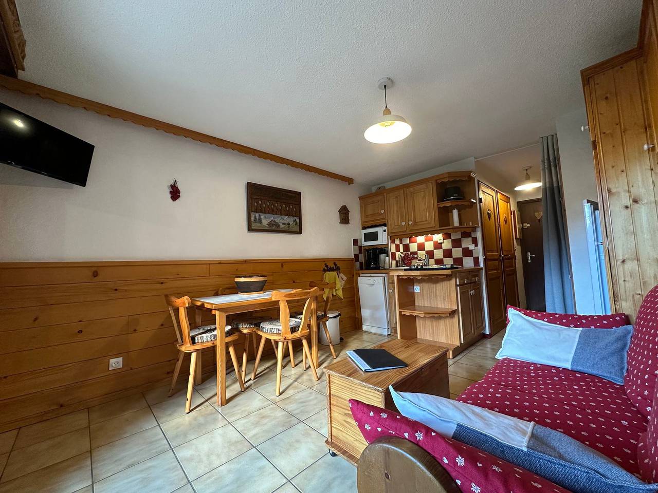 Studio entier, Studio rénové près des télécabines, terrasse, parking inclus in Station de Morillon, Grand Massif
