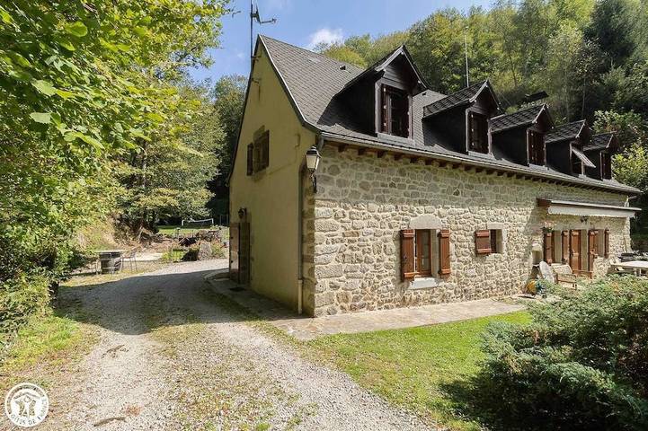Gîte pour 4 personnes, avec jardin à Larodde