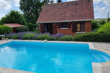 Gîte pour 6 personnes, avec piscine ainsi que jardin et terrasse, animaux acceptés à Vron