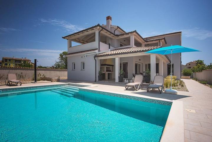 Ferienhaus für 9 Personen, mit Terrasse in Premantura