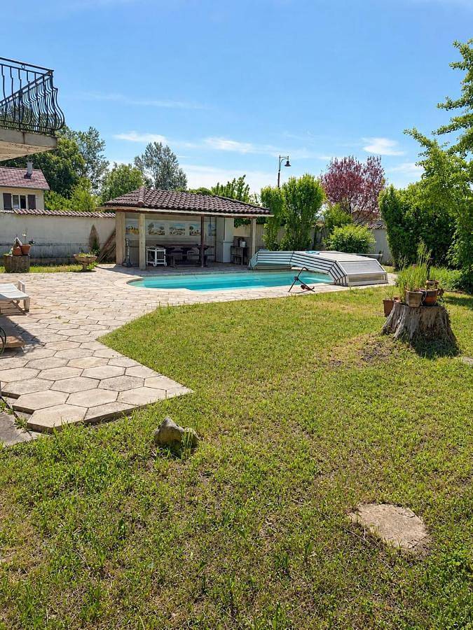 Appartement de vacances pour 6 personnes, avec Balcon et Terrasse ainsi que Jardin et Piscine à Jonage