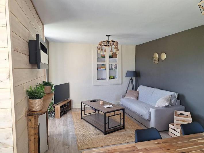 Location de vacances pour 8 personnes, avec Balcon et Terrasse ainsi que Jardin et Piscine à Nonards