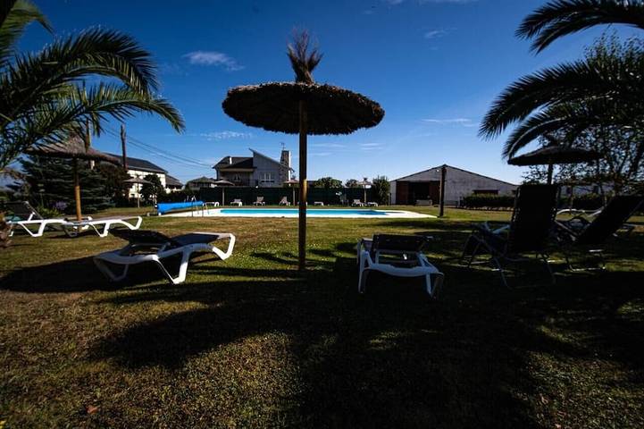Gîte pour 5 personnes, avec Jacuzzi et Terrasse ainsi que Jardin et Piscine