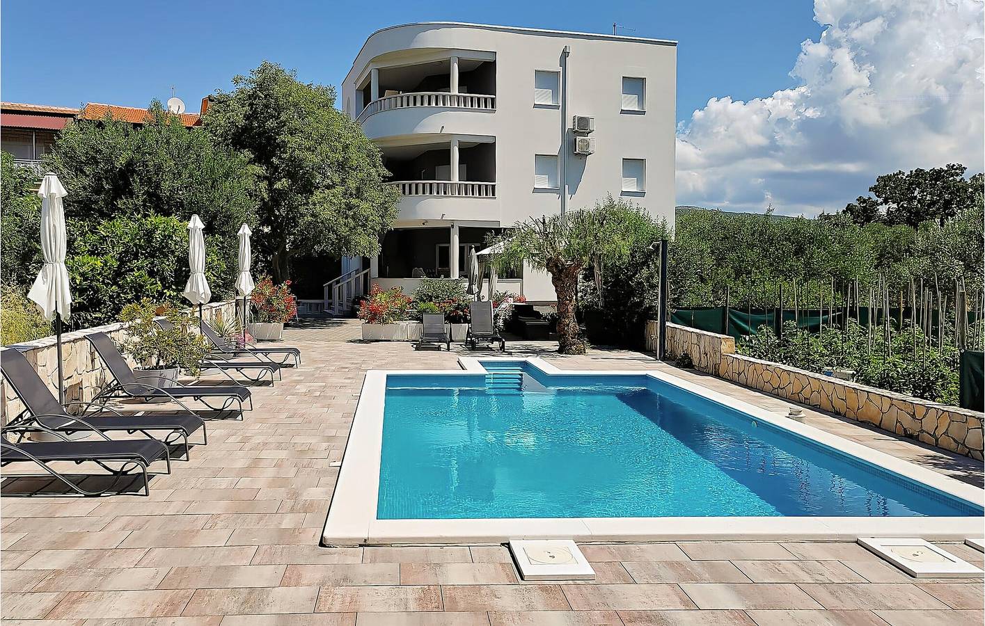 Apartamento vacacional entero, Apartamento con vistas al mar, piscina y terraza, a 2 km de la playa in Rogoznica, Condado de Šibenik-Knin