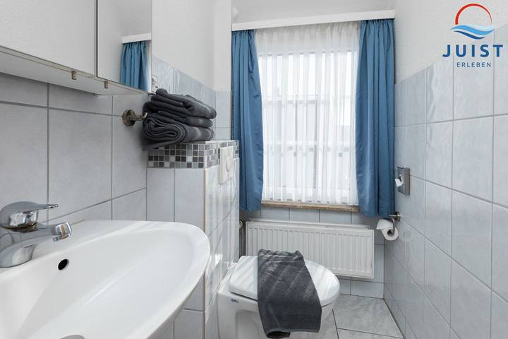 Ganze Wohnung, Entspannter Urlaub auf Juist: Gemütliches Zimmer nur 290 m vom Strand! in Juist