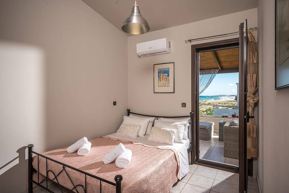 Villa Eva, Luxus-Villa 50 Meter vom Meer entfernt, in einer sehr ruhigen Gegend. in Kokkini Hani, Iraklio-Heraklion und Umgebung