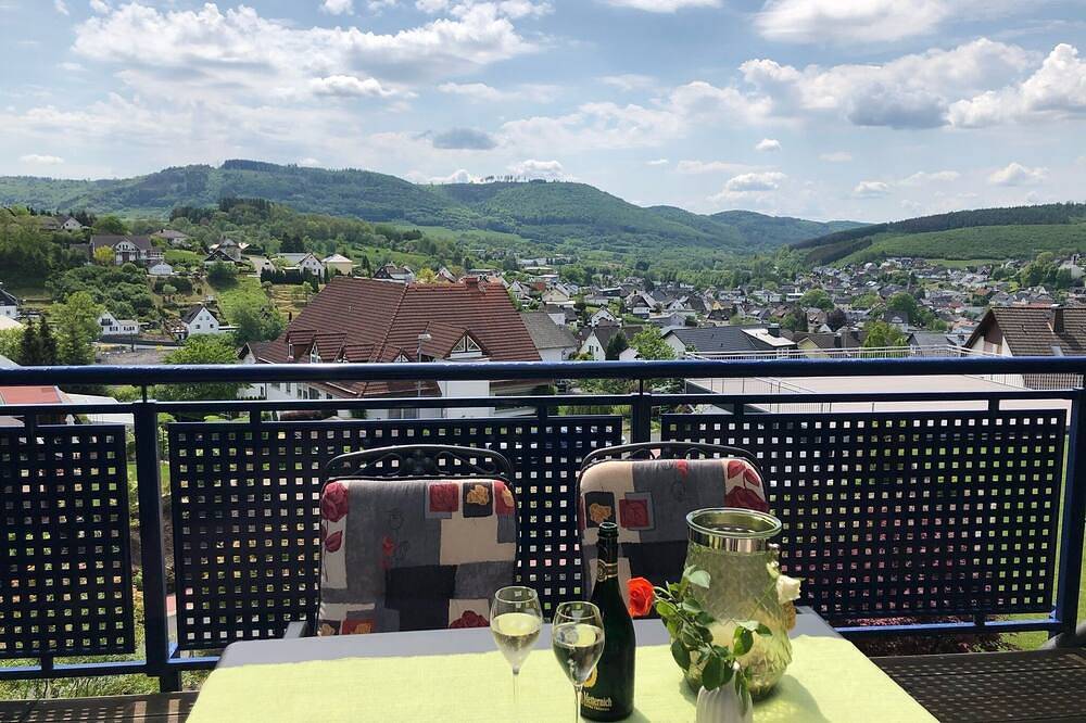 Ganze Wohnung, Wunderschöne, ruhige Wohnung am Waldrand, großzügigem Balkon und Panoramablick in Eschenburg, Naturpark Lahn-Dill-Bergland