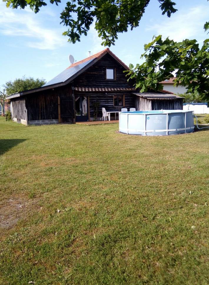 Gîte pour 6 personnes, avec terrasse ainsi que jardin et piscine à Bias