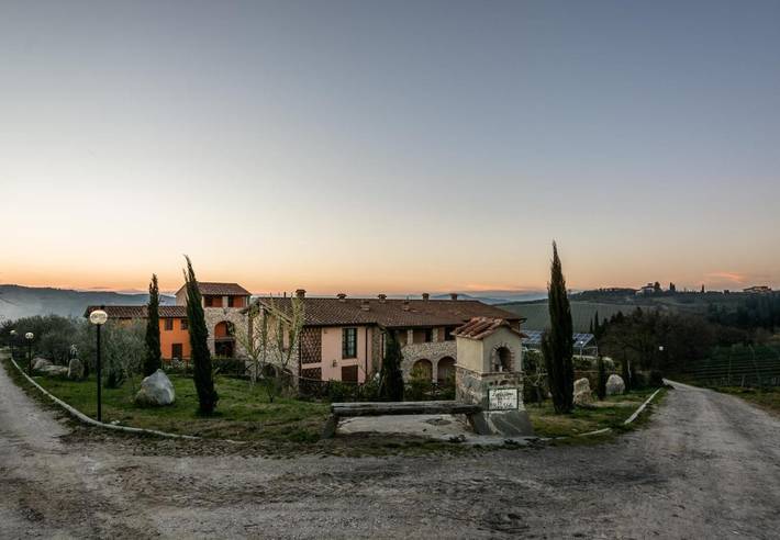 Agriturismo per 4 persone, con panorama e giardino nonché terrazza, con animali domestici a Montespertoli