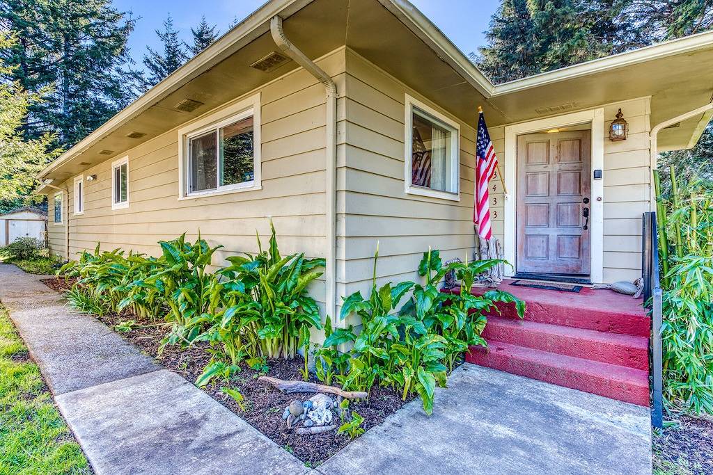 Delightful home near the beach with private deck, firepit in Barview, Coos County