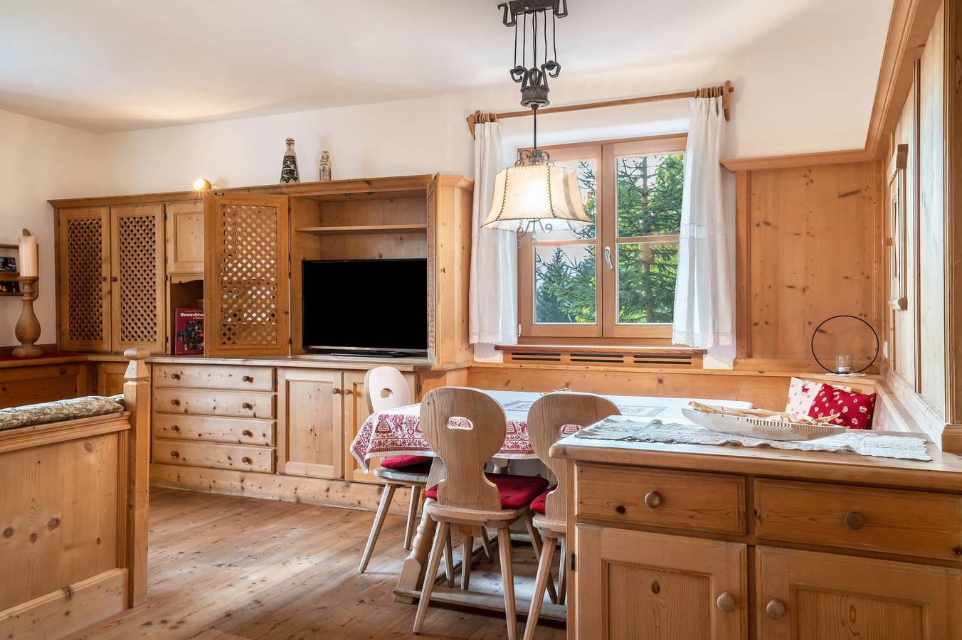 Entire apartment, Apartment 'Funtnatsch' with Mountain View, Private Terrace and Wi-Fi in Sankt Peter Tal, Lajen