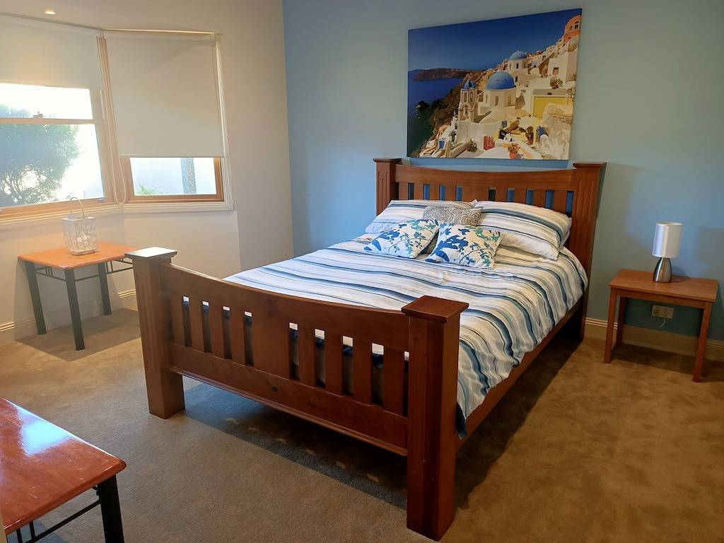 Lakes Guest House: Unit with private entrance sleeps 8 in Lakes Entrance, East Gippsland Shire