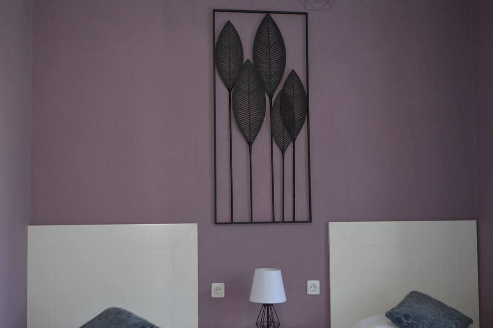 Appartement entier, This twin room has two single beds with a private separate bathroom ( bathroom across the hallway). The view is of the whole garden area and the sea can be seen on clear days. in Vilaflor, Tenerife du Sud