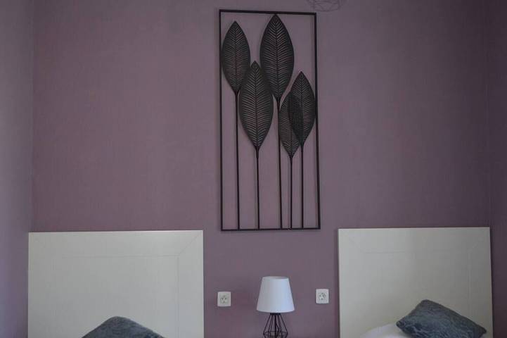 Appartement entier, This twin room has two single beds with a private separate bathroom ( bathroom across the hallway). The view is of the whole garden area and the sea can be seen on clear days. in Vilaflor, Tenerife du Sud