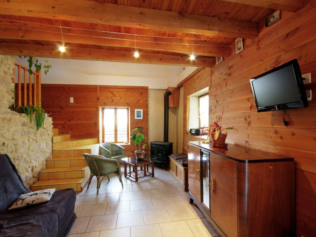 Entire studio, Cozy Countryside Retreat with Spa, Sauna, and Scenic Views in Saint-André-d'Apchon, Roanne region