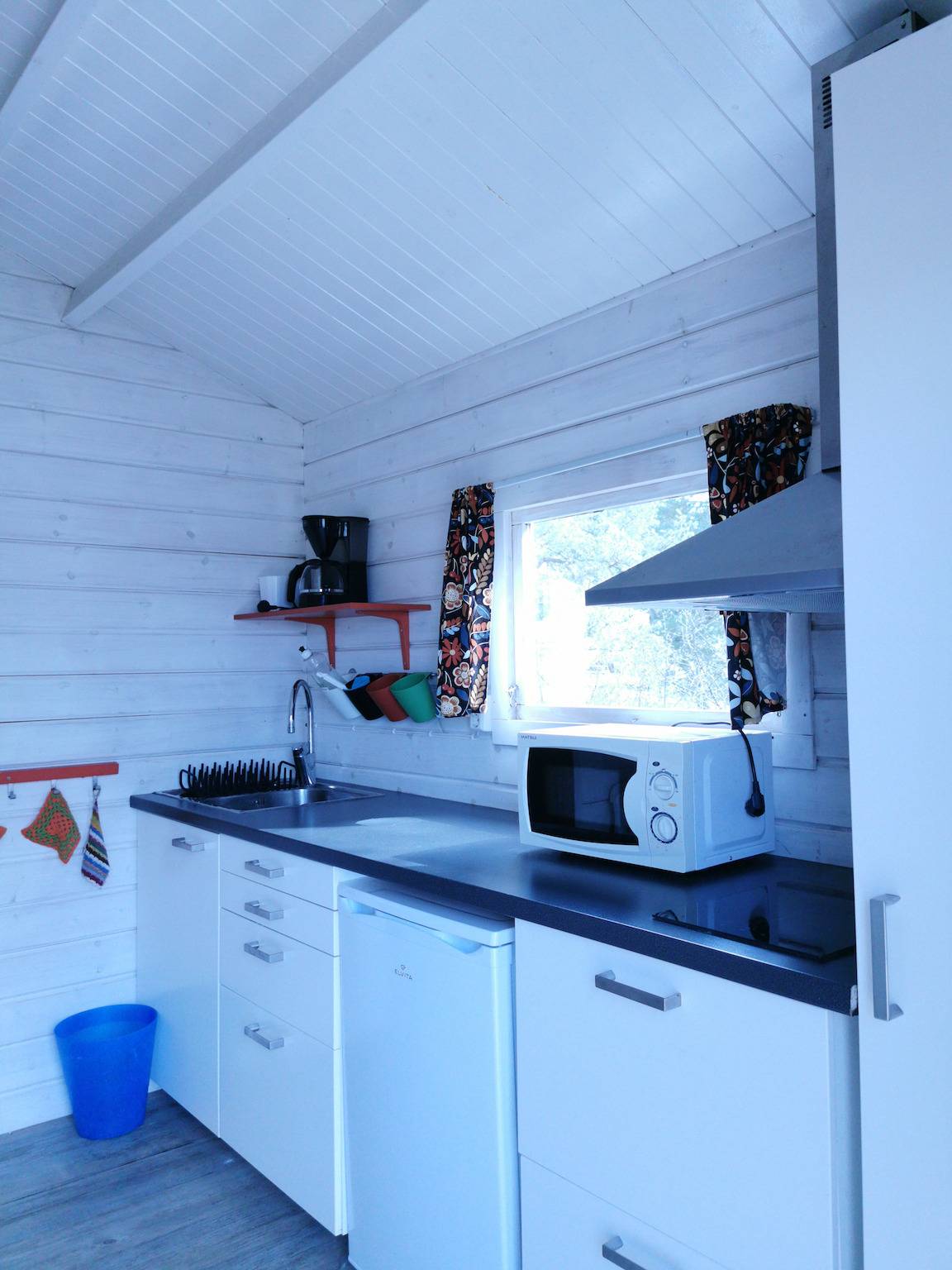 Ferienhäusschen auf einer Anhöhe mit Meerblick  in Torsås