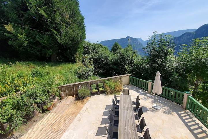 Gîte pour 15 personnes, avec terrasse à Saint-Christophe-sur-Guiers