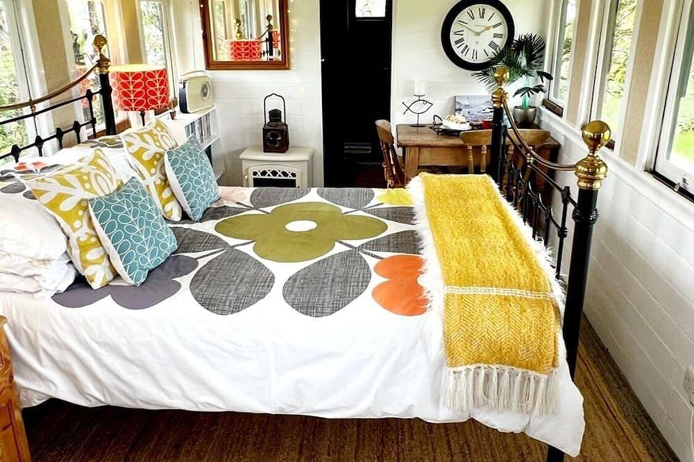 Romantic Vintage Carriage in 2 acres!❤️Idyllic location, 5 min walk beach & pub! in Kynance Cove, Cadgwith
