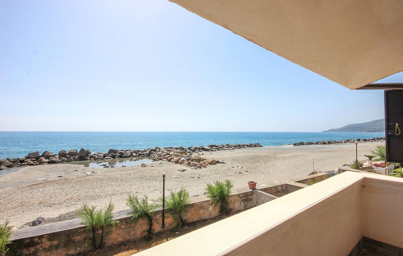 Rückzugsort am Strand mit AC, Parkplatz, Terrasse und Internet in Tyrrhenische Küste Kalabrien