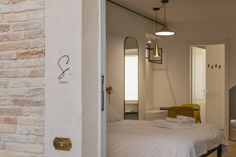 Ognissanti Suites - Sibilla Suite, suite with a double-bed and private bathroom in Fermo (Pueblo), Fermo