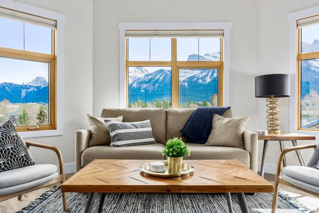 Entire apartment, The Grand Escape Downtown Canmore in Canmore, Banff National Park
