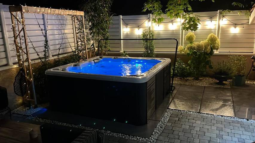 Location de vacances pour 9 personnes, avec piscine ainsi que jardin et vue à Saint-Genis-Laval - 2