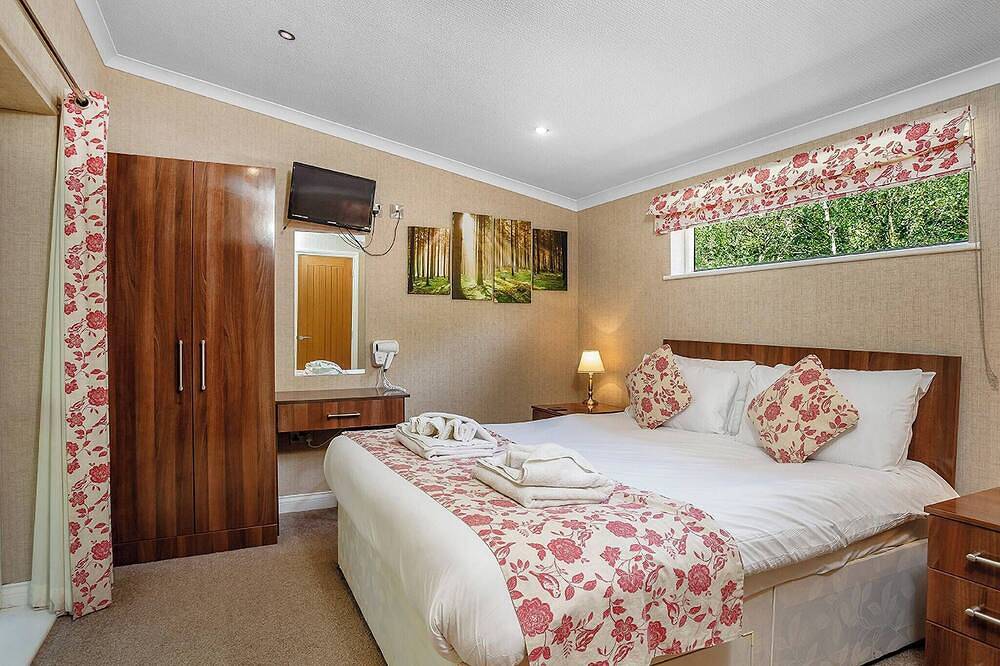 Cosy log cabin with one double. in Alton Towers, Staffordshire