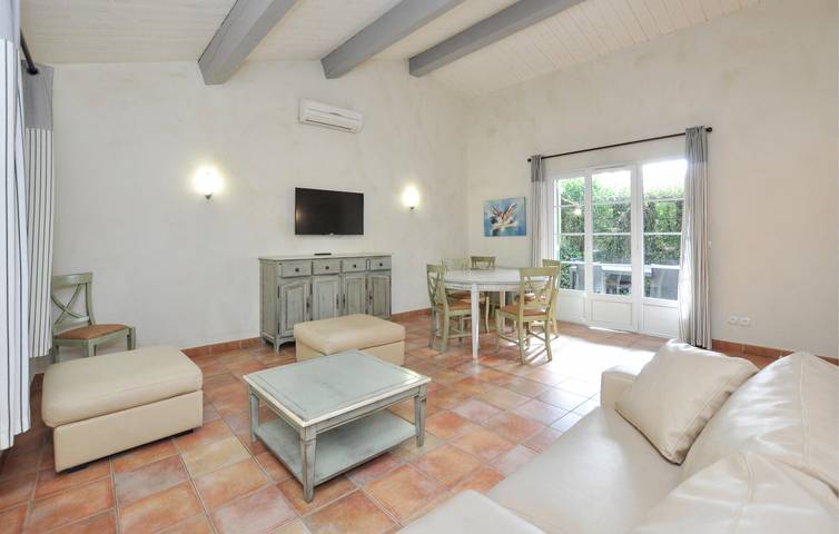 Callian Poolside Apartment mit AC & Parkplatz in Callian, Draguignan Region