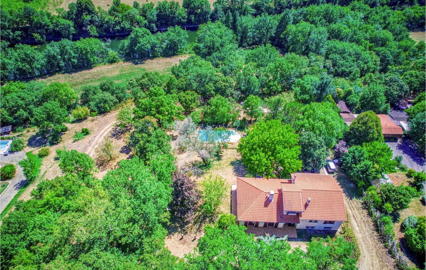 Montricoux Retreat: Apartment with Pool, Garden & Parking! in Montricoux, Tarn-et-Garonne