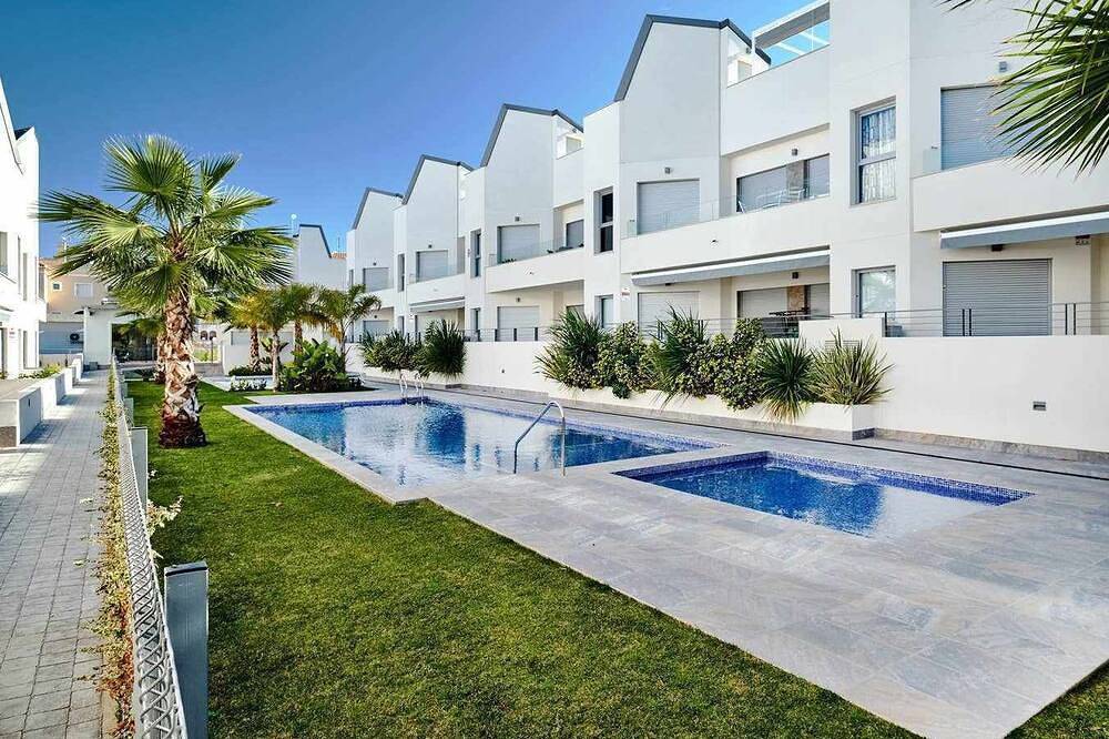 Entire apartment, Villa Amalia 4 - Top Floor with Solarium in Mar Azul Torrevieja, Torrevieja