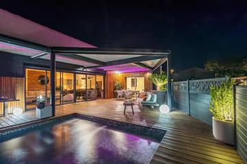 Cottage pour 8 personnes, avec terrasse ainsi que jardin et piscine, animaux acceptés à Montaud