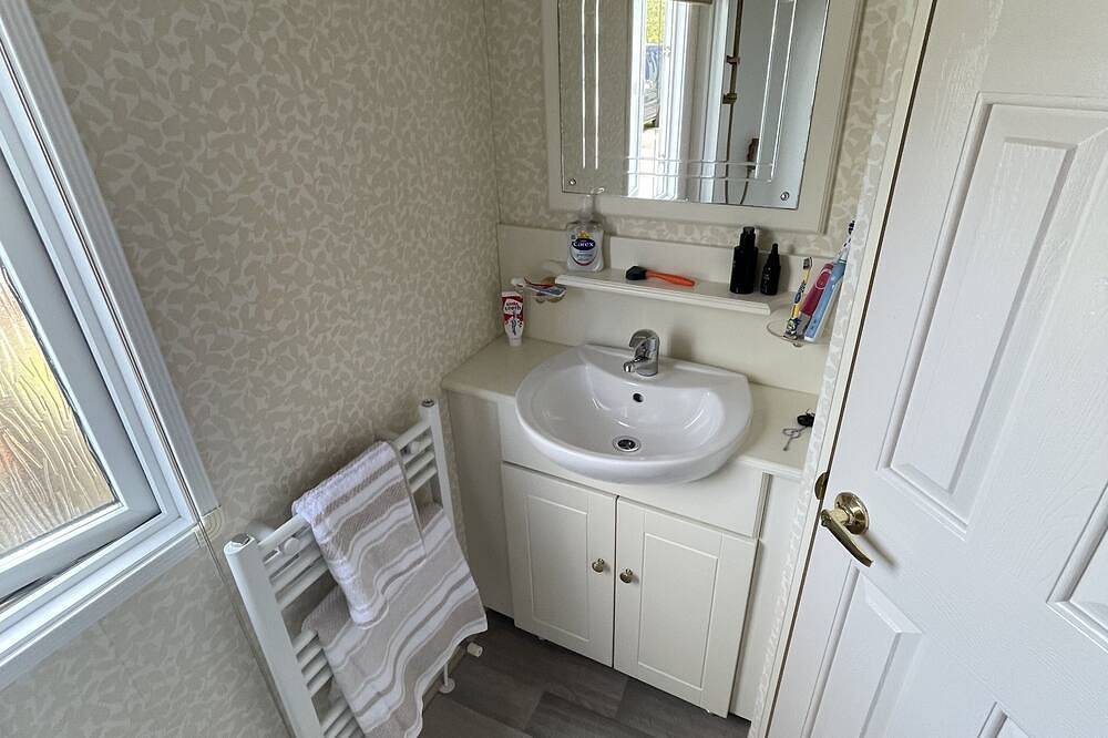 3 Bedroom Lodge, Close to Beach, Stunning Views, includes hot tub in Dumfries and Galloway