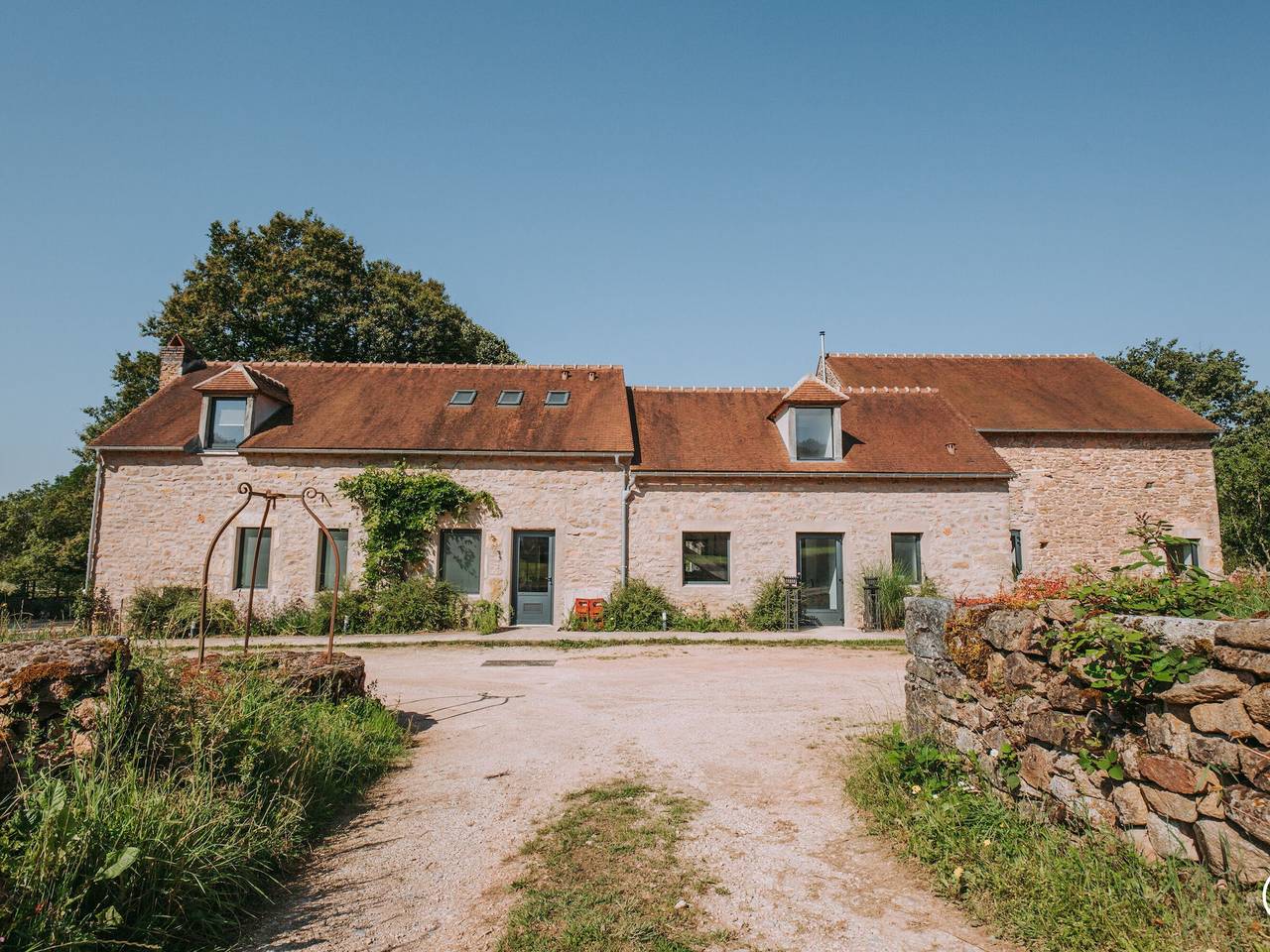 Charmantes Ferienhaus im Morvan mit Parkplatz und Elektro-Ladestation in Saint-Germain-des-Champs, Naturpark Morvan
