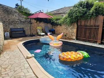 Gîte pour 14 personnes, avec piscine ainsi que jardin et vue à Gémozac