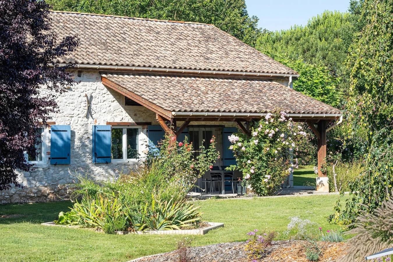 Gîte 'Cœur des Ondes - Coquelicot' avec terrasse privée et jardin commun in Saint-Georges, Région de Villeneuve-sur-Lot