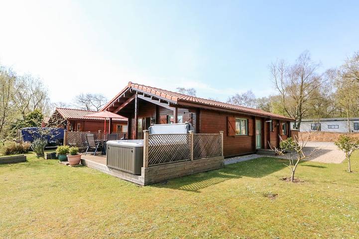 Log cabin for 6 people, with garden and pool as well as hot tub in Tattershall