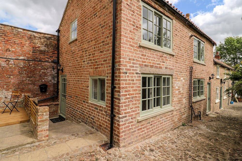 Kemps Yard Retreat, pet friendly, character holiday cottage in Thirsk in Thirsk, North Yorkshire