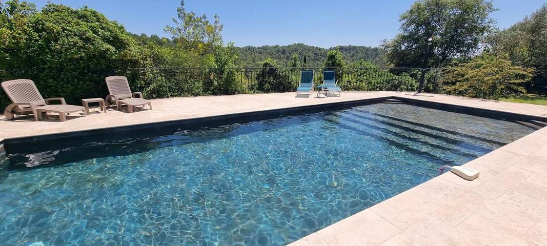 Location de vacances pour 2 personnes, avec vue et piscine ainsi que jardin et sauna à Varages - 4