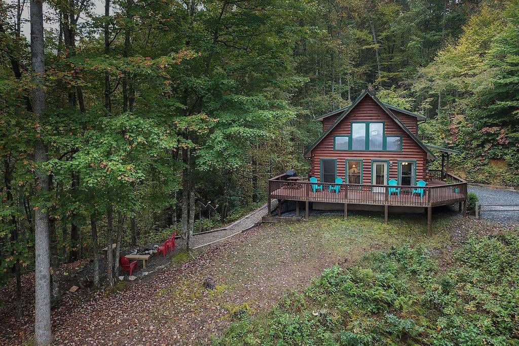 Spectacular year-round views of Smokey Mountain National Park from a D-Log Cabin in Jackson County