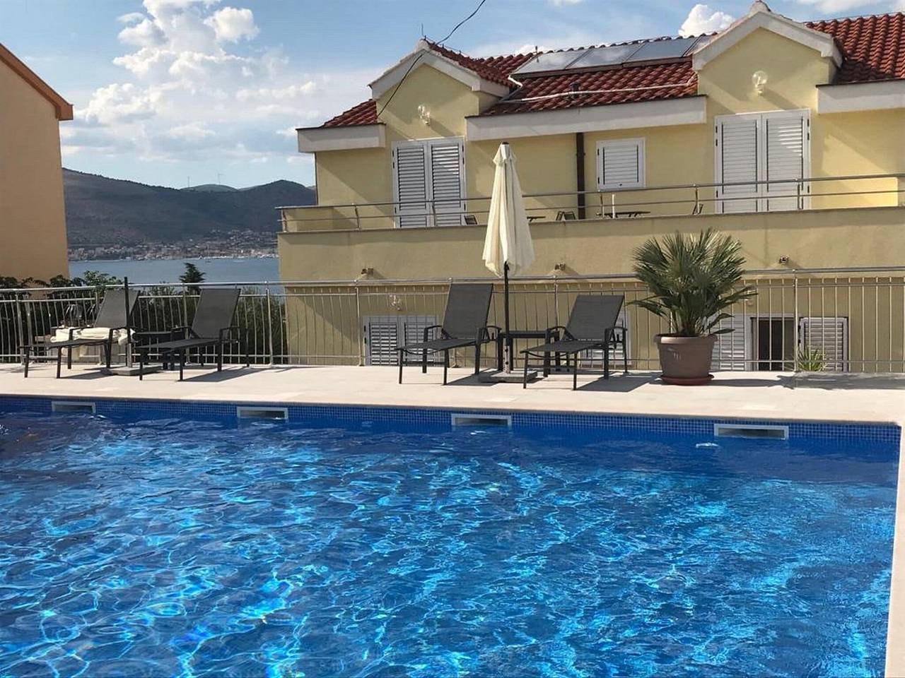 Geheel appartement, Apartments Villa Moonlight - One Bedroom Apartment with Sea View Balcony and Terrace (Sandra) in Okrug Gornji, Čiovo