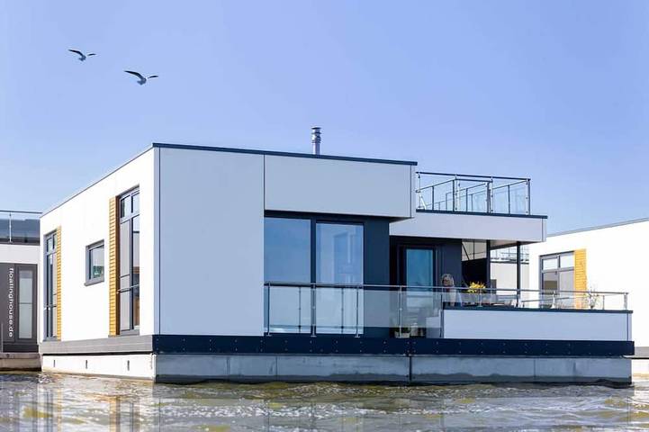 Hausboot für 6 Personen, mit Terrasse in Ribnitz-Damgarten