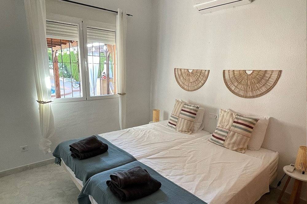 Beautiful villa with a pool, ideal for 1 or 2 families in Busot, Costa Blanca