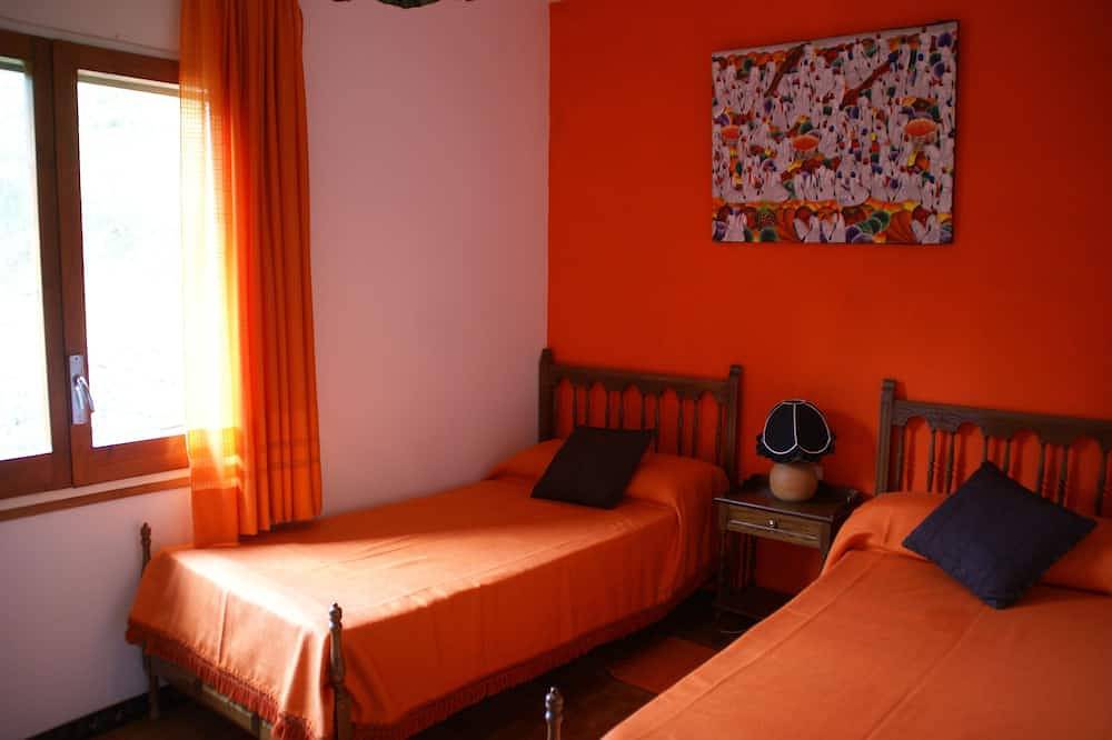 Casa rural Can Toni Rural con gran jardín y piscina privada in Gombreny, Pirineo Catalan
