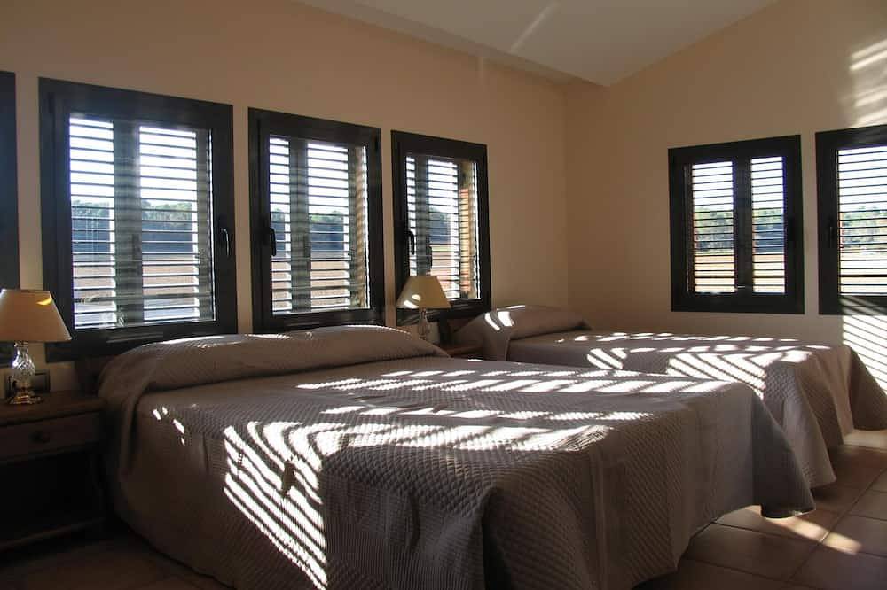 Cómoda casa cerca de Banyoles. Amplio espacio con barbacoa i piscina privada. in Fontcuberta, Pla de l'Estany