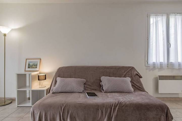 Entire apartment, Cosy apartment for 2 guests with Wifi, Tv, terrace and panoramic view in Gardanne, Mediterranean Coast (France)